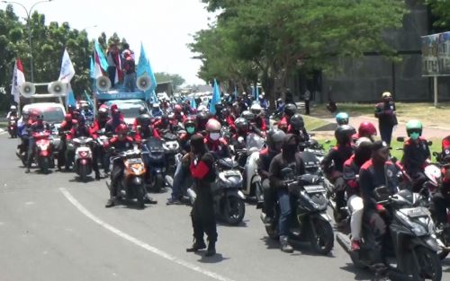 Tolak Omnibus Law, Buruh di Sidoarjo Geruduk DPRD