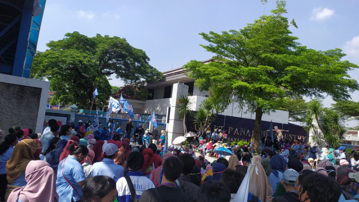 Ribuan Buruh Blokir Jalan di Kota Tangerang