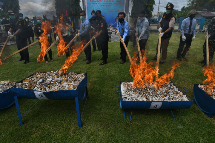 614 Ribu Batang Rokok Ilegal Dimusnahkan di Palu