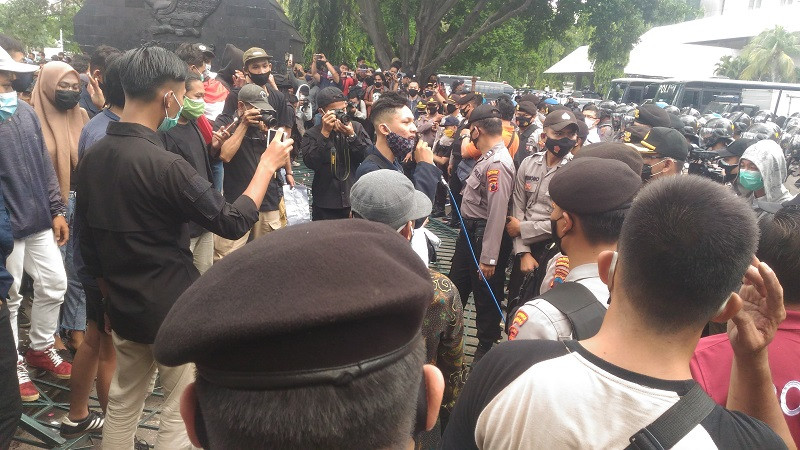 Massa Aksi Tolak UU Cipta Kerja Dobrak Gerbang DPRD Jateng 