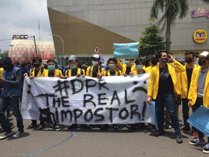 Massa Mahasiswa Palembang Demo Tolak UU Omnibus Law