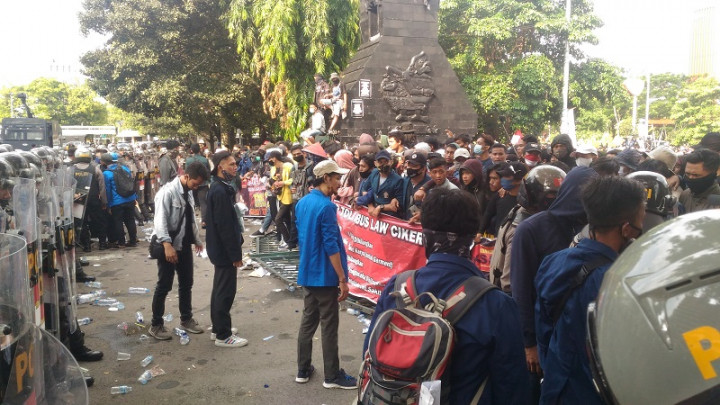 Massa Aksi di Semarang Pancing Kerusuhan dengan Melempar Batu