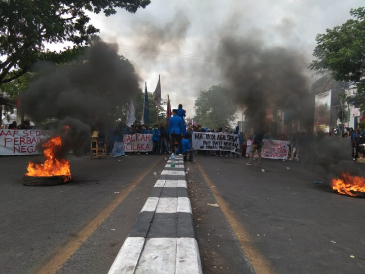 Tolak Omnibus Law, Mahasiswa Blokade Jalan Penghubung Makassar-Gowa