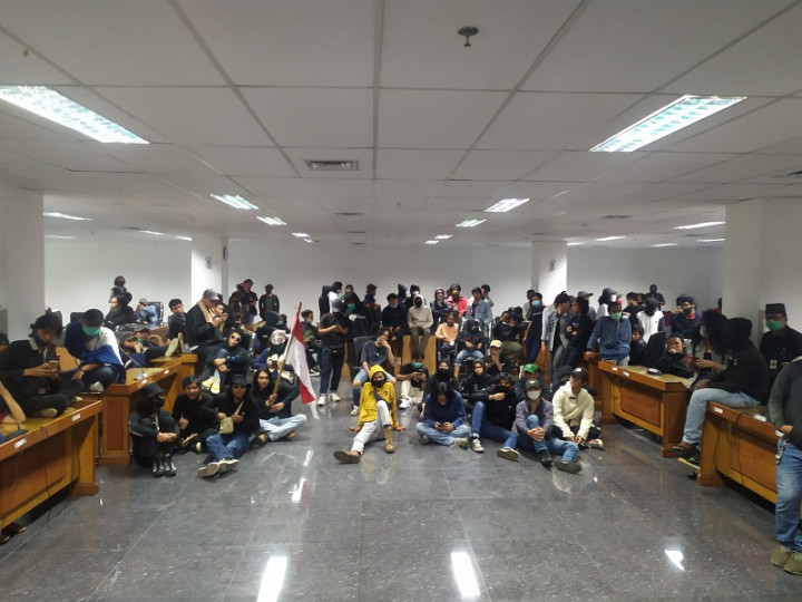 Massa Tolak Omnibus Law Duduki DPRD Kota Bogor