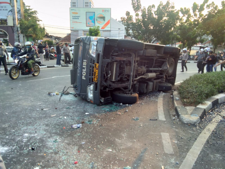 Pedemo UU Cipta Kerja Bentrok di Pejompongan, Mobil Polisi Dirusak