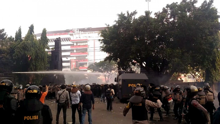 Polisi Tangkap 100 Demonstran di Depan Gedung DPRD Jateng