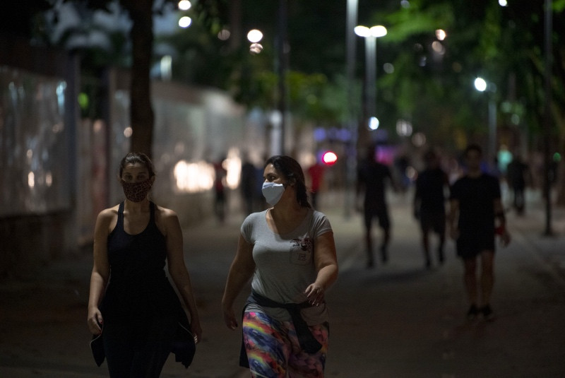 Warga Brasil mulai lakukan aktivitas normal di tengah ancaman gelombang kedua covid-19. Foto: AFP