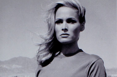 Bikini Gadis James Bond Dilelang