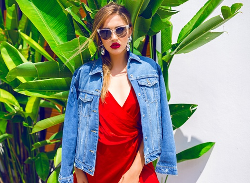 5 Trik Mix and Match Jaket Jeans Ini Bikin Kamu Makin Stylish