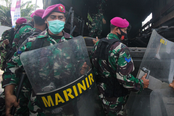 Ribuan Personel Amankan Demo Tolak UU Cipta Kerja di Surabaya