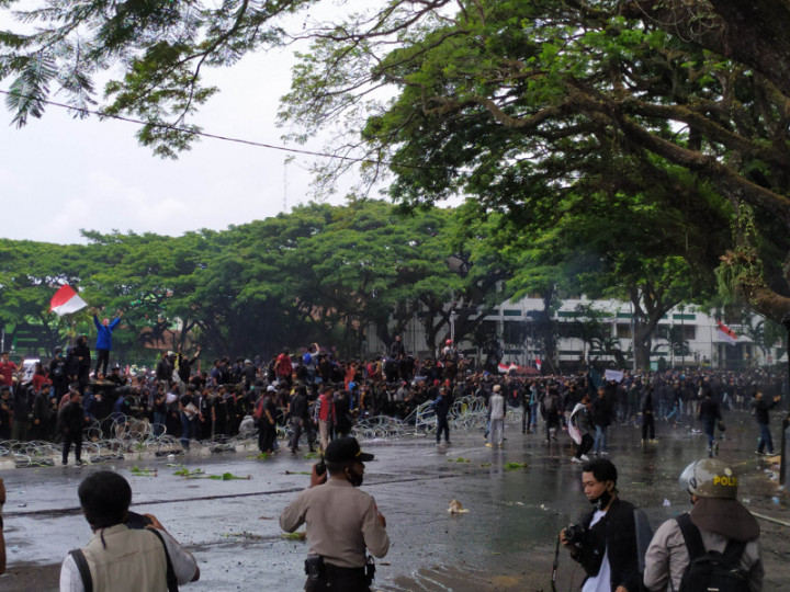 Demo Penolakan UU Ciptaker di Malang Diwarnai Kericuhan