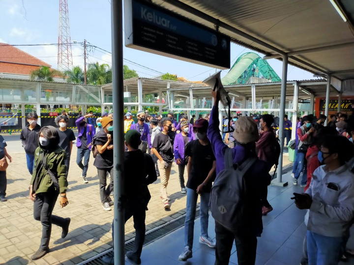 Ribuan Mahasiswa Bogor Naik KRL untuk Demo di Istana Negara