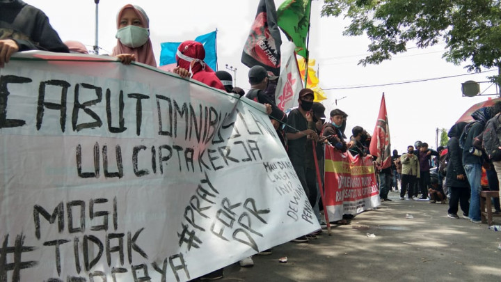 Mahasiswa dan Buruh di Makassar Memadati Kantor DPRD Sulsel