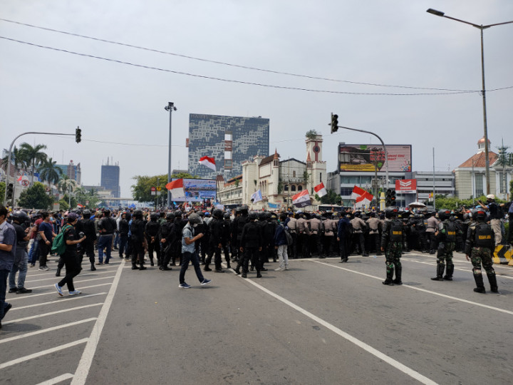 Massa Penolak UU Cipta Kerja Tutup Jalan Harmoni