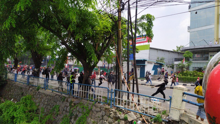Aksi Massa Tuntut UU Cipta Kerja di Kota Tangerang Bentrok