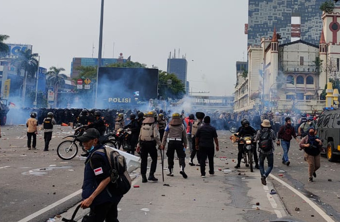 Pedemo UU Cipta Kerja di Harmoni Bentrok dengan Petugas