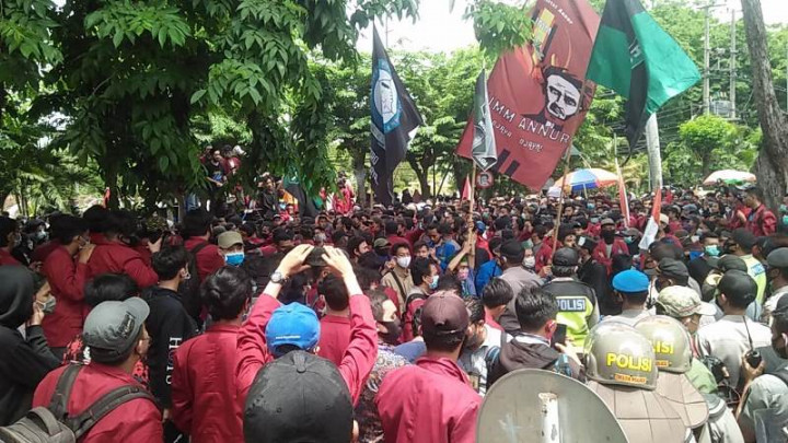 Kericuhan di Depan Kantor DPRD Sidoarjo Diredam