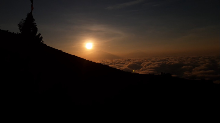 Nepal van Java, Menyambut Sunrise dengan Lautan Awan Berlatar Gunung Sumbing