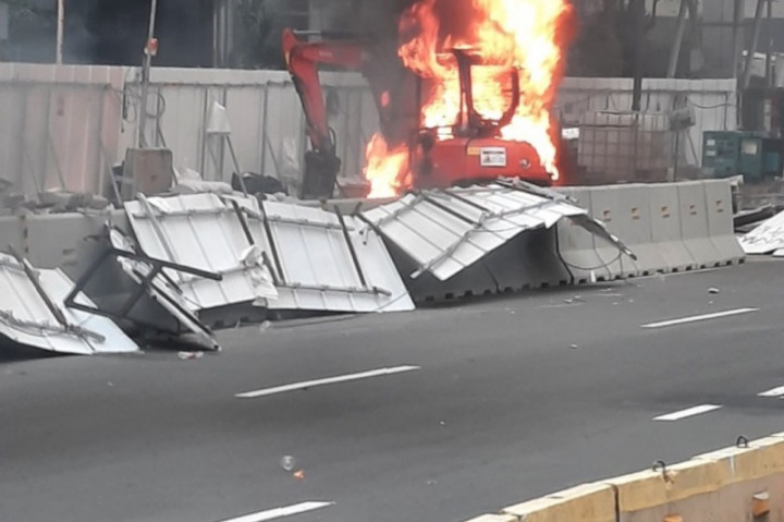 Alat Berat Proyek MRT Dibakar Massa