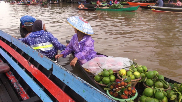 Adu Untung dari Pasar Terapung