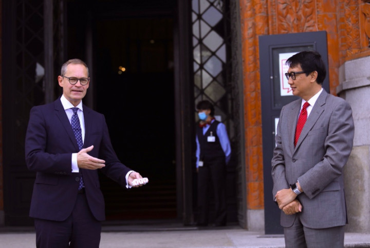 Walkot Berlin Serahkan Bantuan 8.000 Alat Tes Covid-19 untuk Jakarta