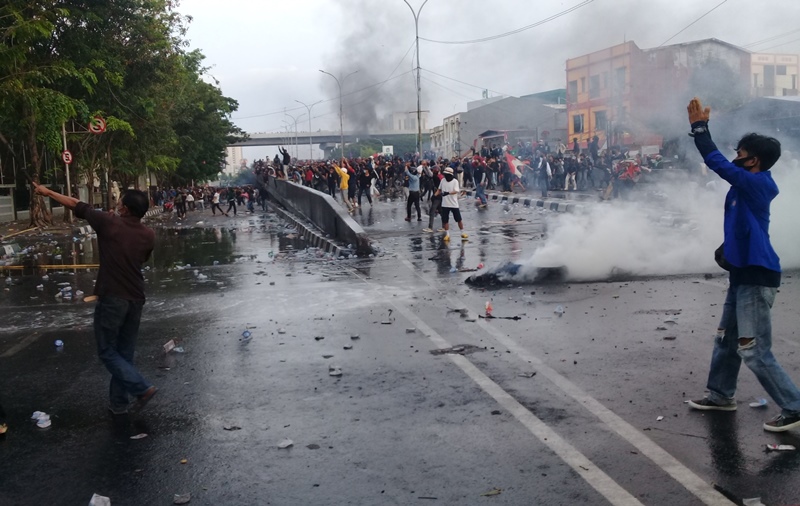 suasana saat bentrokan antara massa aksi tolak Omnibus Law dan polisi di Makassar, Sulawesi Selatan. 