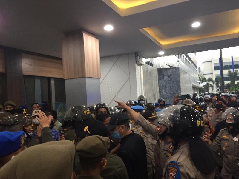  Suasana demo mahasiswa menolak UU Omnibus Law di halaman kantor gubernur sumsel, Jumat 9 Oktober 2020. Foto: Medcom.id/Gonti Hadi Wibowo