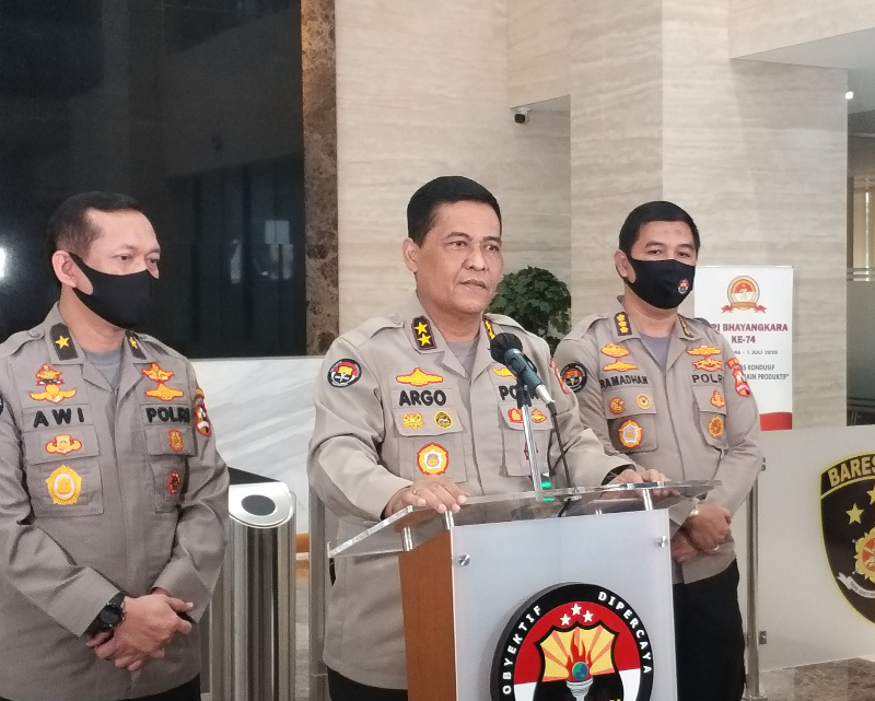 Kepala Divisi Humas Polri Irjen Argo Yuwono (tengah). Medcom.id/Kautsar Widya Prabowo
