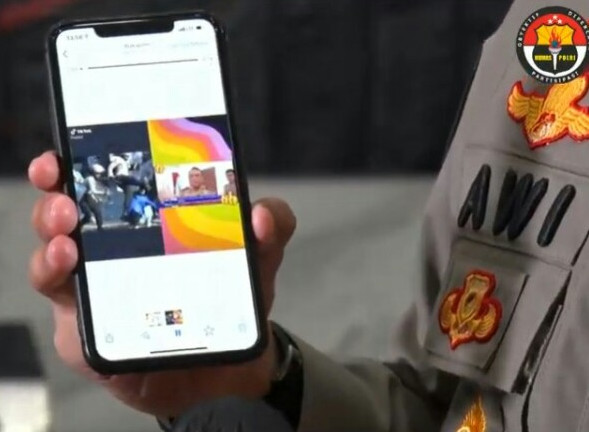 Video suntingan Komjen (Purn) Syafruddin yang disandingkan dengan foto anggota memukuli pedemo. Dok. Polri