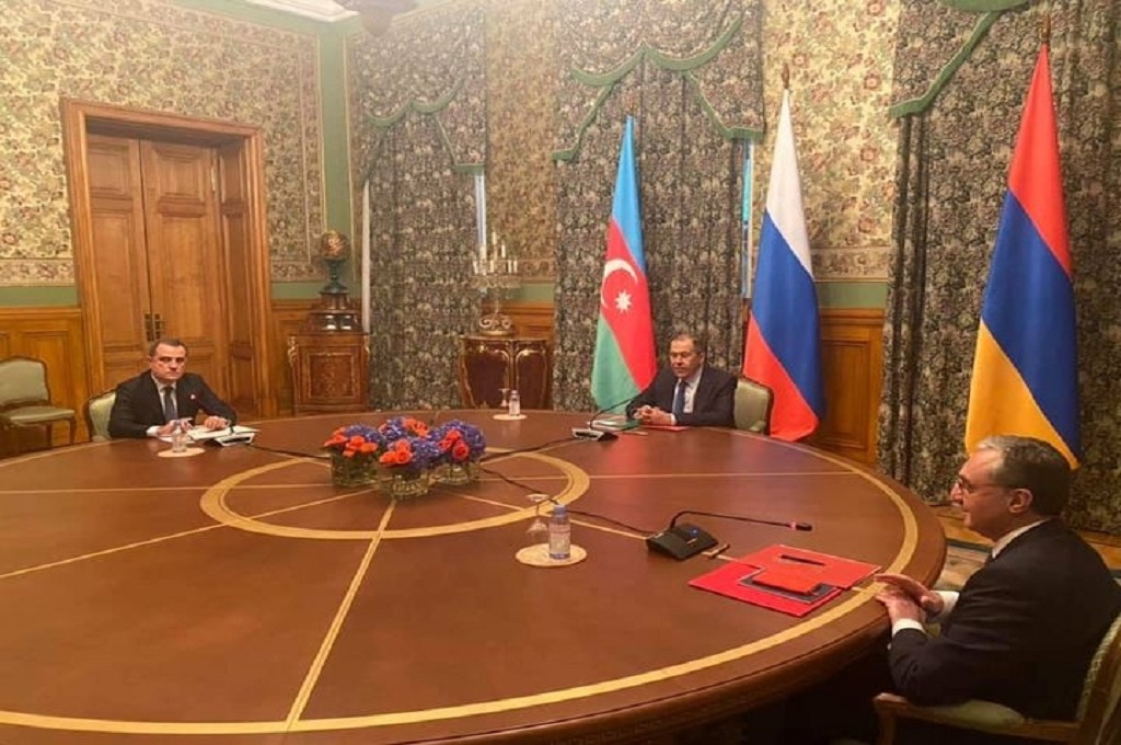 Menlu Rusia Sergey Lavrov (tengah) dalam dialog damai konflik Armenia dan Azerbaijan di Moskow, Jumat 9 Oktober 2020. (Facebook/Maria Zakharova)