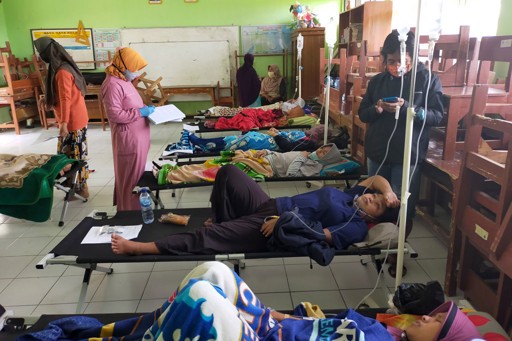 Korban keracunan massal di Tasikmalaya mendapatkan perawatan di salah satu ruang kelas SDN Puspasari. (Foto: MI/Kristiadi)