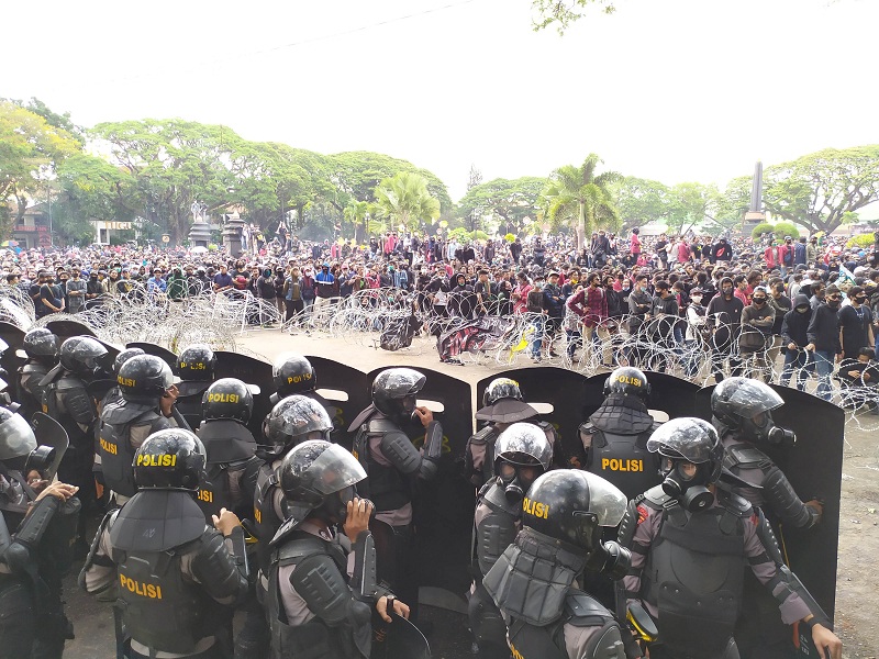 Demo di depan Gedung DPRD Kota Malang, Malang, Jawa Timur. Medcom.id/Daviq