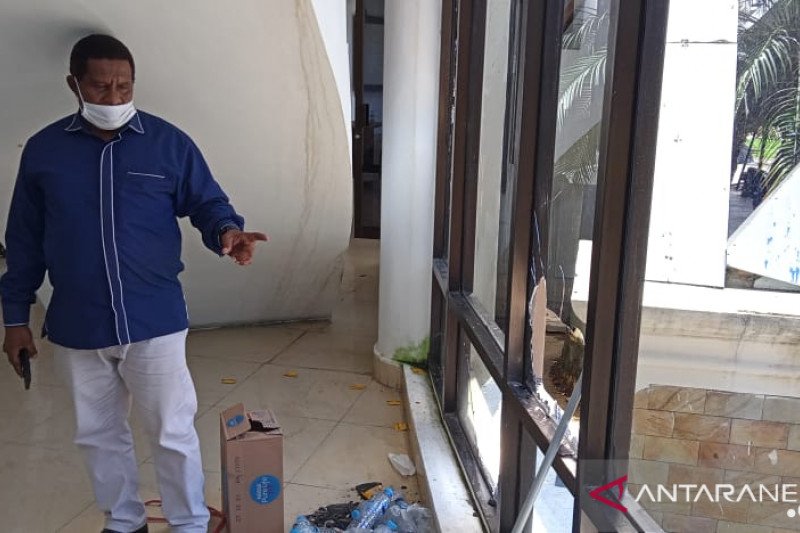 Anggota DPRD kota Sorong saat menunjukkan kaca kantor yang di rusak massa pendemo omnibus law UU Cipta Kerja (Foto Antara Papua Barat / Ernes Kakisina)