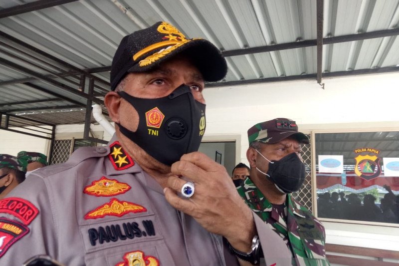 Kapolda Papua Irjen Polisi Paulus Waterpauw bersama Pangdam XVII/Cenderawasih Mayjen TNI Herman Asaribab (ANTARA/Evarianus Supar)