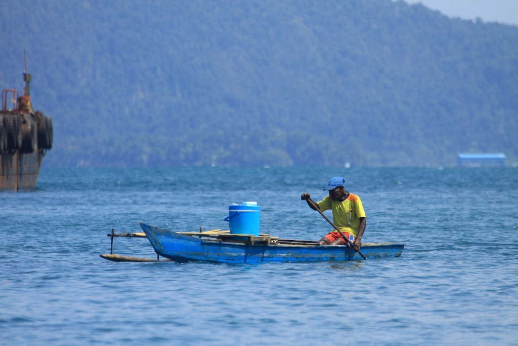 Salah seorang nelayan Papua saat mencari ikan di perairan Jayapura. Foto: Medcom.id/Roy Ratumakin.
