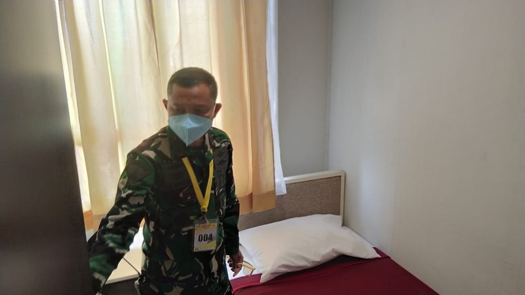 Petugas RSD Wisma Atlet Pademangan menyiapkan kamar bagi pasien isolasi. Medcom.id/Yurike Budiman