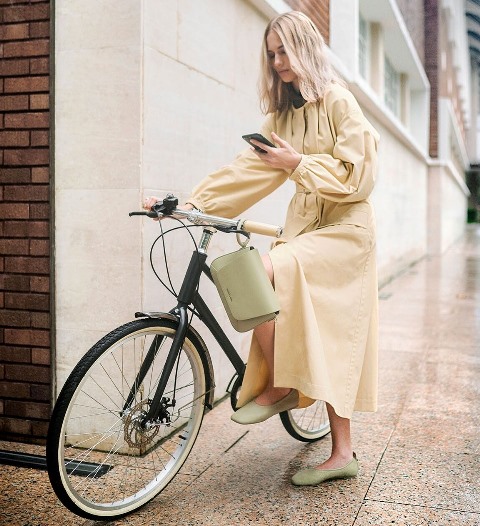 Eksplorasi aneka fesyen dengan warna-warna bumi. (Foto: Dok. Charles & Keith)