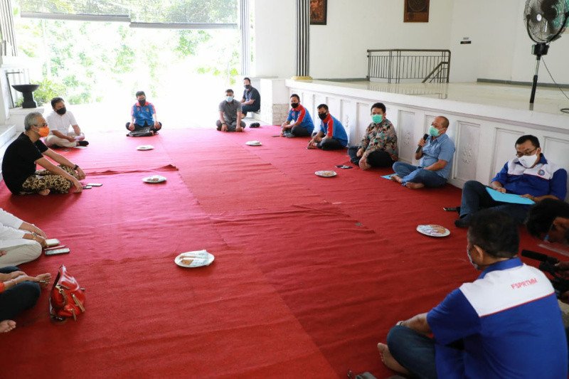  Suasana diskusi antara Gubernur Jawa Tengah Ganjar Pranowo dengan perwakilan serikat pekerja membahas UU Cipta Kerja. ANTARA/HO-Humas Pemprov Jateng