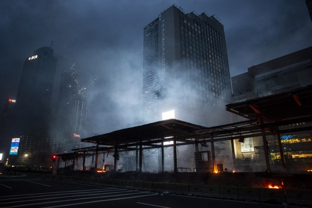 Puing Halte TransJakarta Bundaran HI setelah dibakar massa unjuk rasa tolak UU Cipta Kerja. Antara/Dhemas Reviyanto