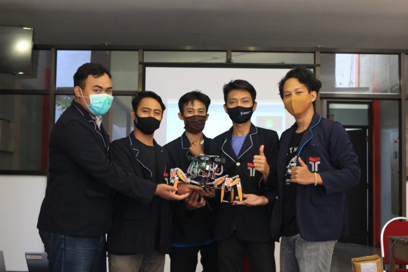 Lima mahasiswa S1 Teknik Elektro Institut Teknologi Telkom (ITT) Purwokerto, menunjukkan robot pemadam kebakaran yang mereka kembangkan. Foto: Dok ITT Purwokerto