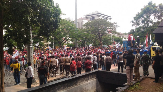 Ratusan buruh di Semarang kembali berdemontrasi menolak Undang-Undang Cipta Kerja di depan Gedung DPRD Jawa Tengah. (Foto: Medcom.id/Mustholih)