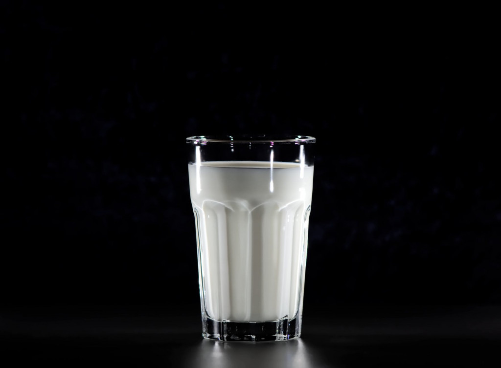 Susu adalah minuman yang bagus bila kamu minum setiap hari. Minuman ini memiliki banyak nutrisi yang bermanfaat untuk menguatkan tubuh kamu. (Ilustrasi/Pexels)