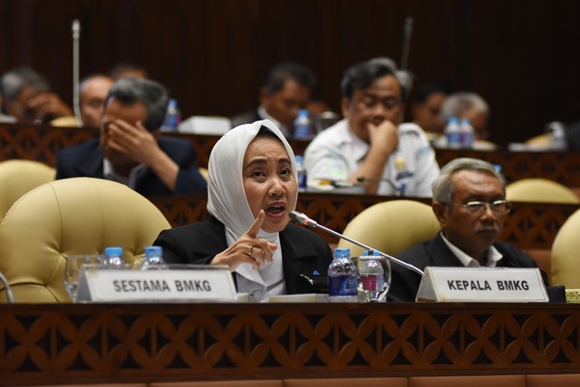 Kepala BMKG Dwikorita Karnawati (kiri). Antara/Indrianto Eko Suwarso.