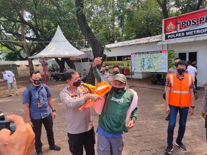 1.000 Rompi Khusus Diberikan kepada Jurnalis Peliput Demo