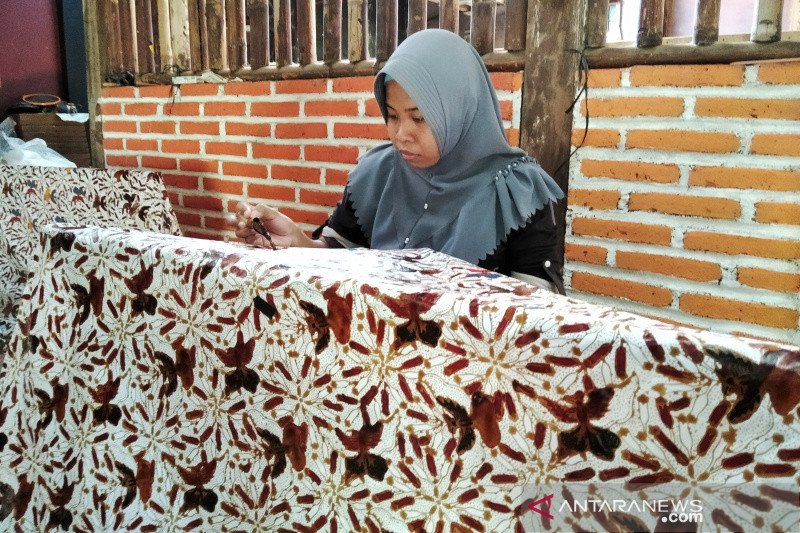  Seorang pembatik tengah menyelesaikan pembuatan kain batik tulis di Sanggar Muria Batik Kudus, Jawa Tengah. ANTARA/Akhmad Nazaruddin Lathif