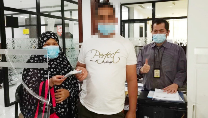 WNI berinisial ESMO (kiri) mendapatkan pembayaran hak gaji usai melapor ke KJRI Jeddah. Foto: Dok.KJRI Jeddah.