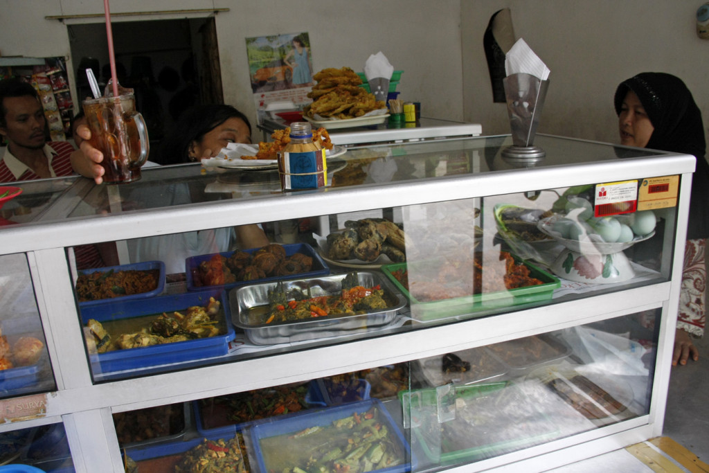 Usaha warteg anjlok hingga 90 persen. Foto: dok MI/Bary Fathahhilah.