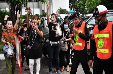 Ratusan Demonstran Thailand Teriaki Rombongan Mobil Raja