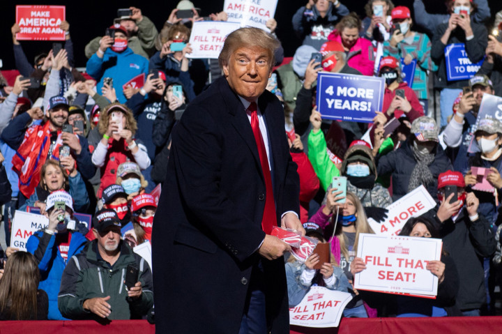 Negatif Covid-19, Trump Lempar Masker ke Pendukung