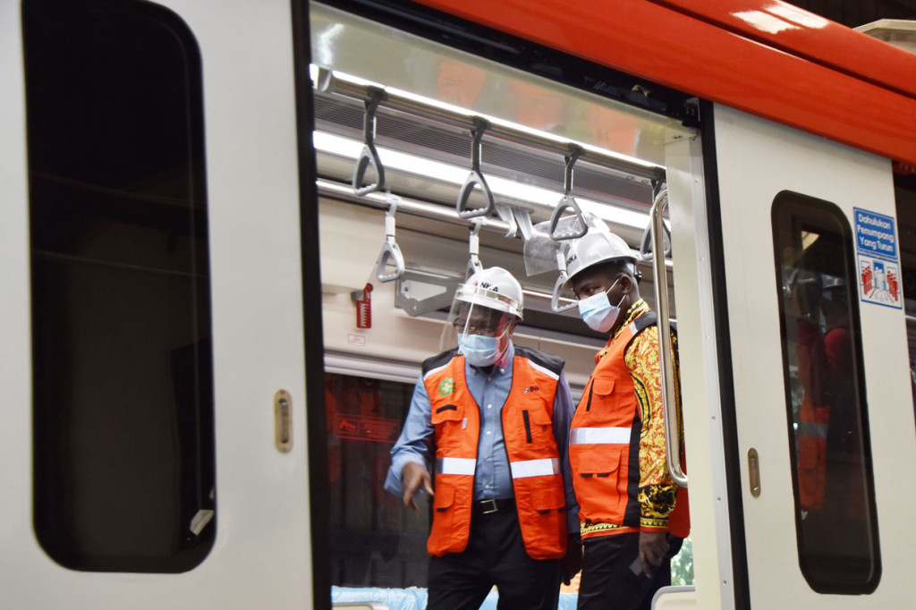 INKA Teken Proyek Pengerjaan Pengerjaan Kereta dengan Kongo